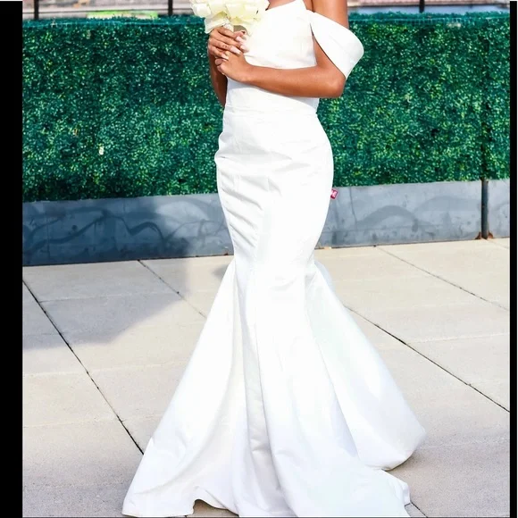 Wedding Dress with Detachable Train Sweetheart Sleeveless , Mermaid cut Size 12 - Picture 2 of 5